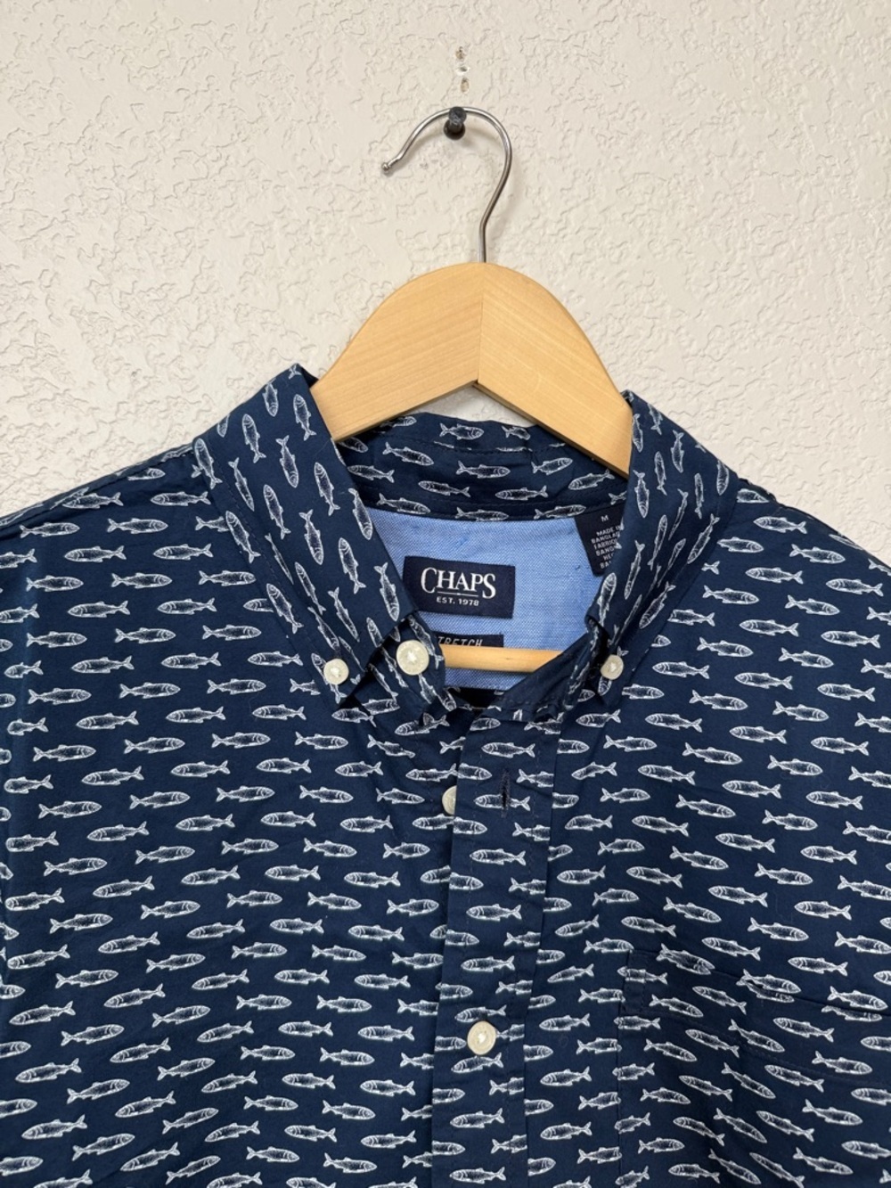 Chaps Mens Short Sleeve Button Down Casual Shirt Fish Navy and White Medium - Picture 3 of 10